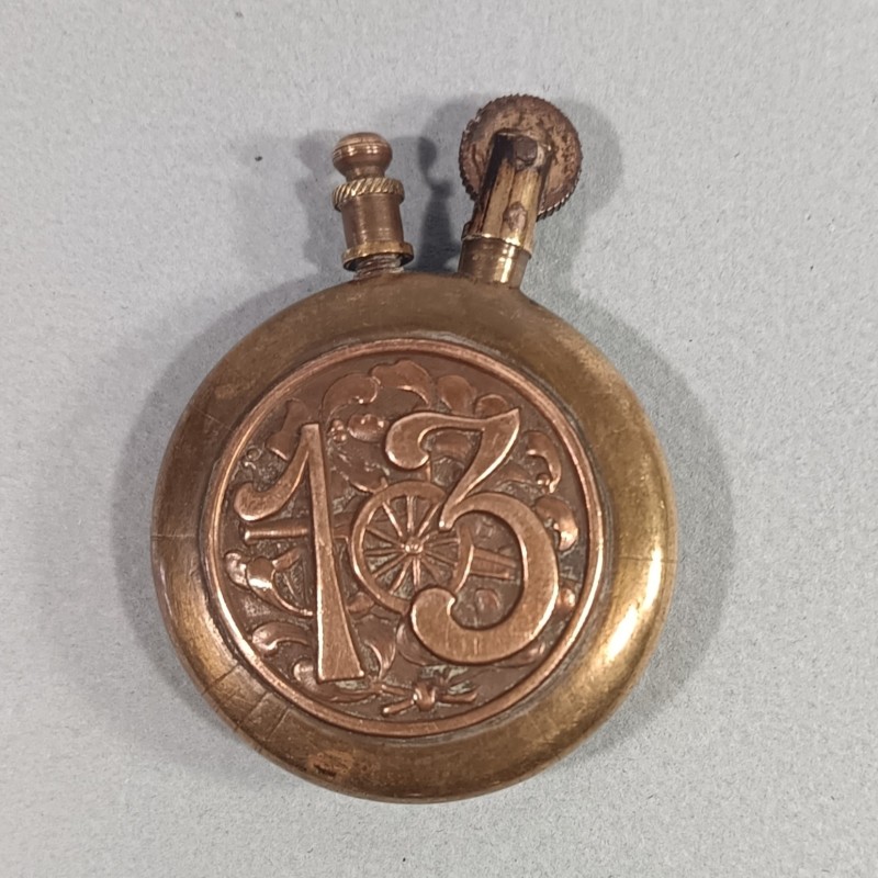 BRIQUET DE POILUS " HONNEUR AUX BRAVES " ET 13 PORTE BONHEUR ARTISANAT DE TRANCHEES SOUVENIR GUERRE 1914 - 1918